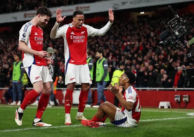 包含阿森纳客场逼平曼城，实现主场保持不败的词条