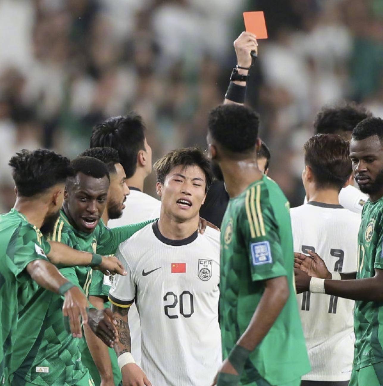 德罗巴重返赛场，败北首场状态出色，澳大利亚队观众沸腾！